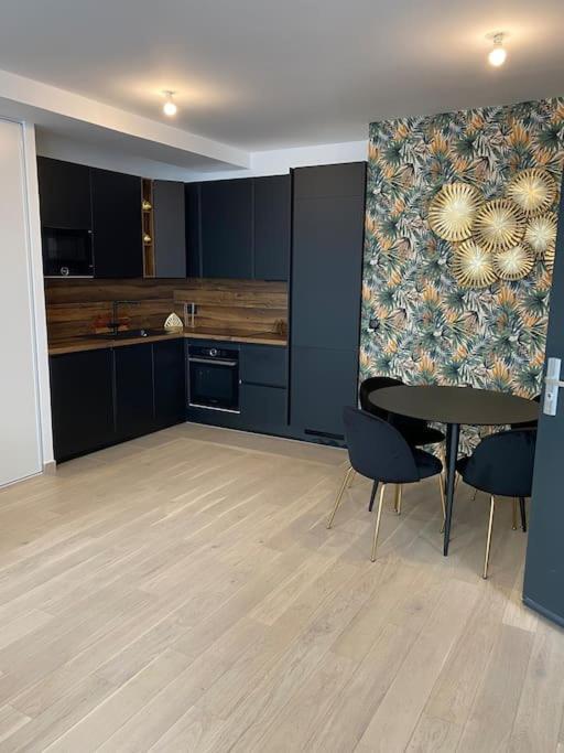 Brand New 1 Bedroom Flat With Parking- 5 Min Paris Pte De Versailles Issy-les-Moulineaux Ngoại thất bức ảnh